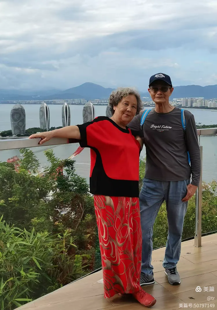 海南三亚帅哥亮女篇